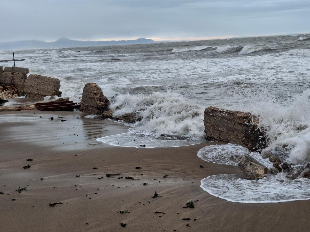 El estropicio del temporal Harry en las playas de Dénia y Xàbia (imágenes)