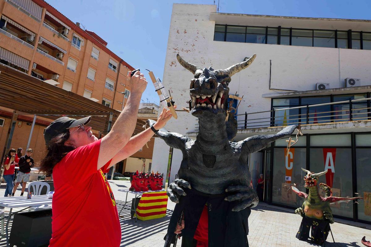 Botafocs commemora el Dia del Llibre amb tallers i la plantada de cabuts.