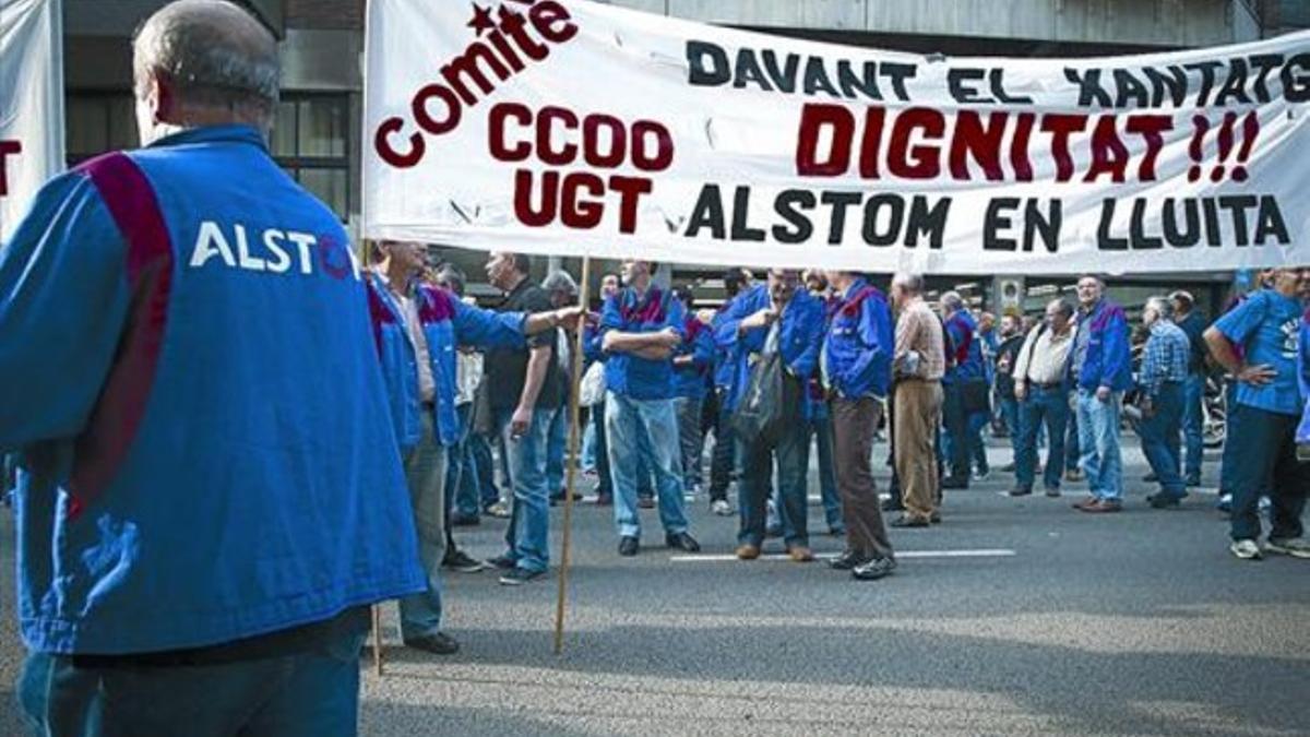 Concentración de empleados de Alstom ante la Conselleria d'Empresa i Ocupació el viernes pasado.