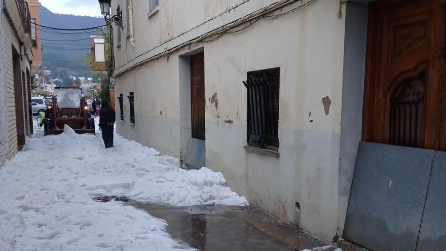 Un manto blanco ha cubierto las calles de Artana