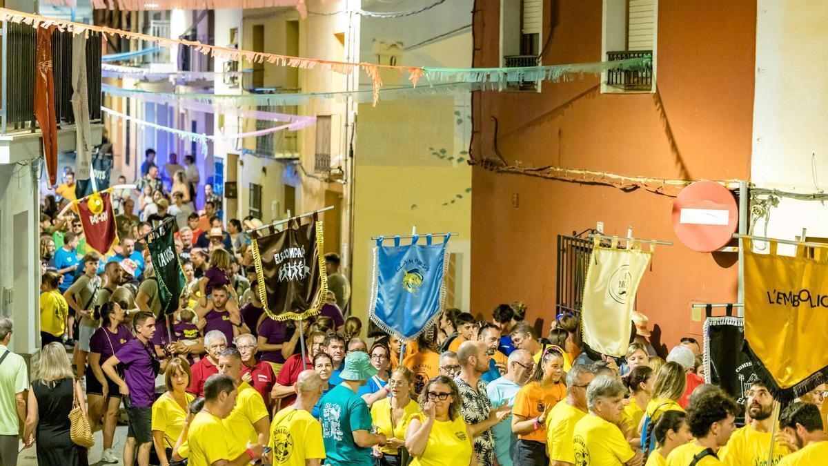 Finestrat se echa a la calle para inaugurar sus Fiestas Patronales con más de 1.000 festeros