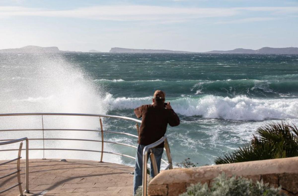 Viento y olas en enero en Sant Antoni. | VICENT MARÍ