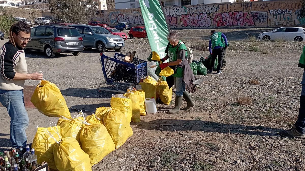 Voluntarios de Andalimpia depositan la basura recogida en solo dos horas en el arroyo Totalán.