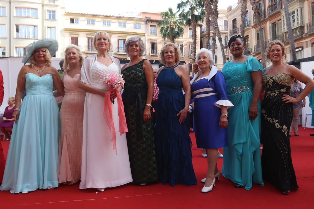 La Pasarela de Moda de la Semana del Mayor ha tenido como protagonistas a 132 modelos de entre 55 y 80 años, que han desfilado en la plaza de La Constitución.