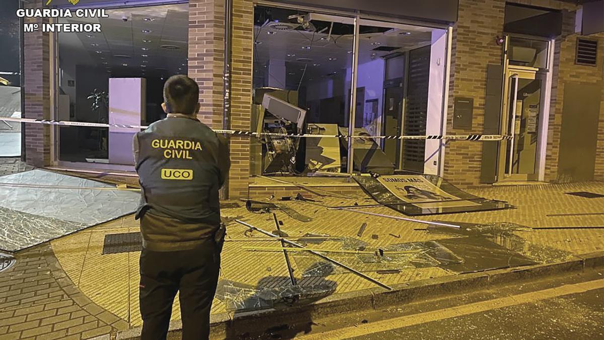 Operación de la Guardia Civil contra una organización que robaba cajeros bancarios en Europa usando explosivos.