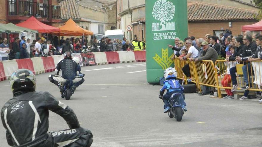 Carrera de &quot;Pit bikes&quot; y minimotos ayer en Moraleja del VIno. A la derecha, algunos de los motoristas que acudieron a la concentración.