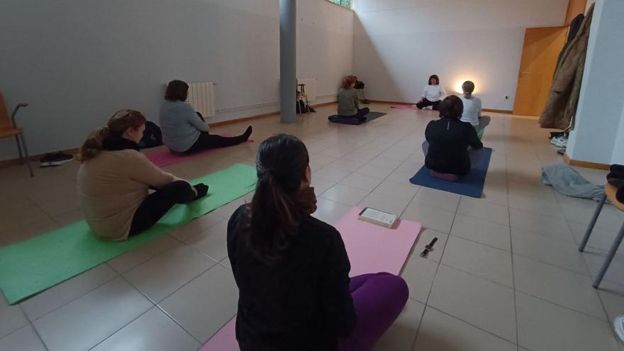 Usuarias del Multiusos del Piñeiral do Crego de Chapela, ayer, durante una clase de yoga.  // A.P.