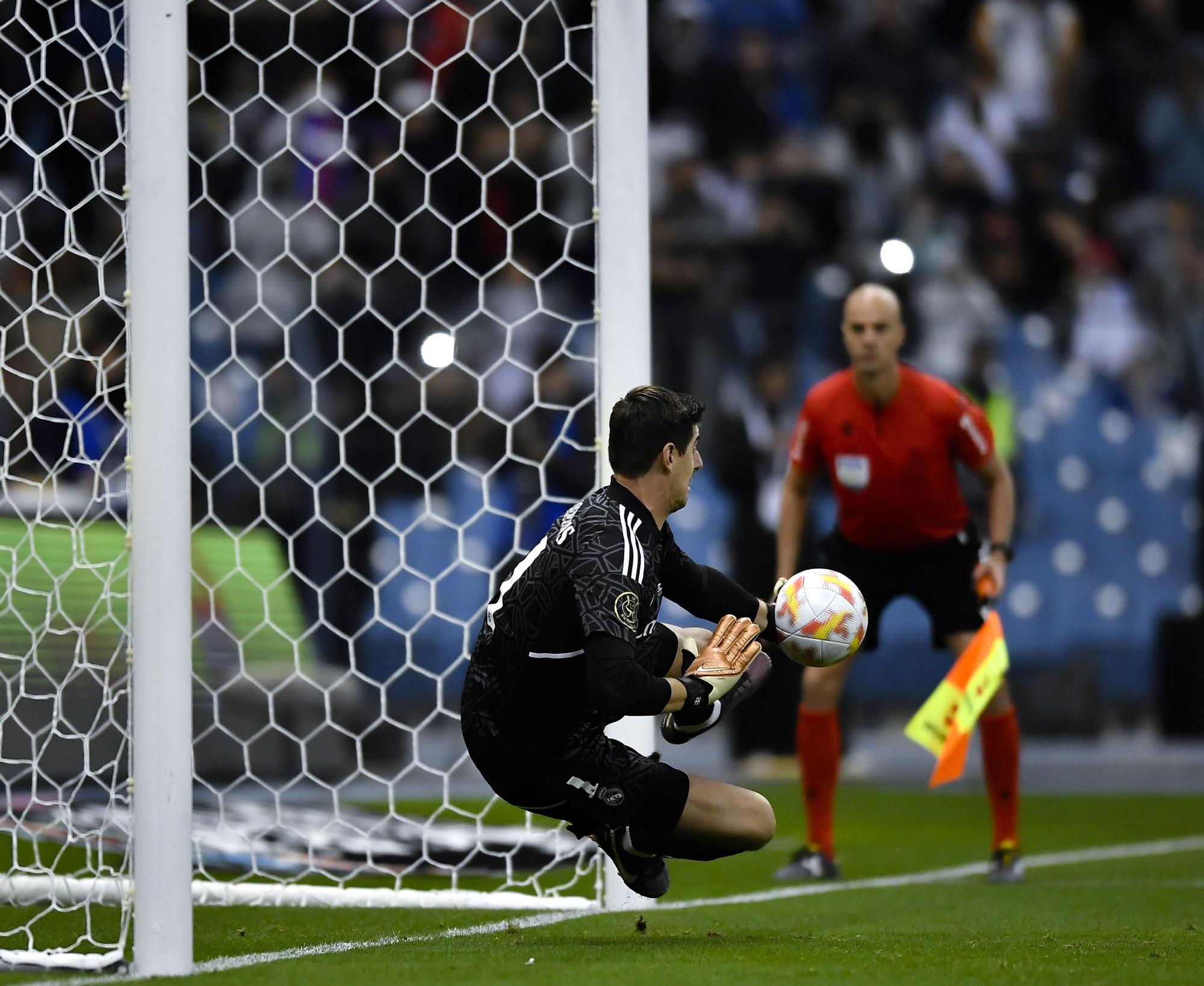 Courtois detiene el penalti decisivo a Gayà durante la tanda de la Supercopa.