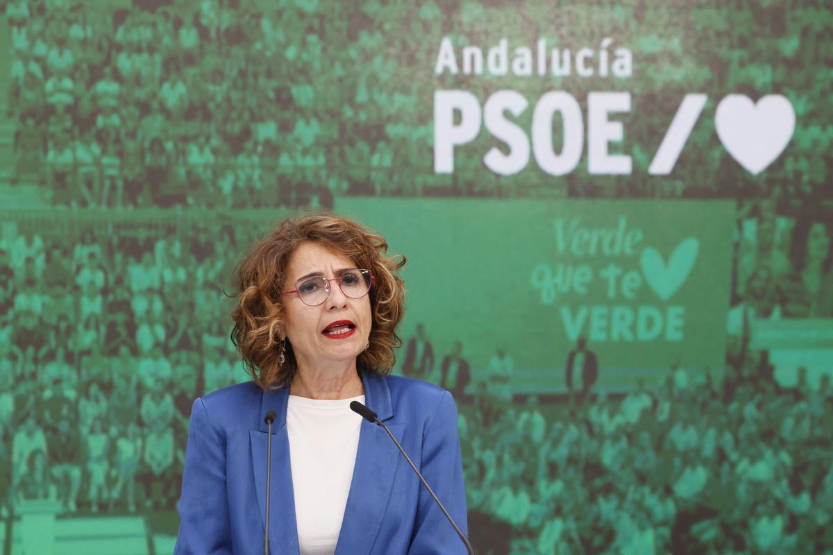 SLa vicepresidenta primera del Gobierno y ministra de Hacienda, María Jesús Montero, ofrece una rueda de prensa este martes, en la sede del PSOE en Sevilla.