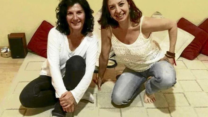 Ariadna Civil y Marianna Roigé, las autoras del libro ´Taller de yoga para niños´.
