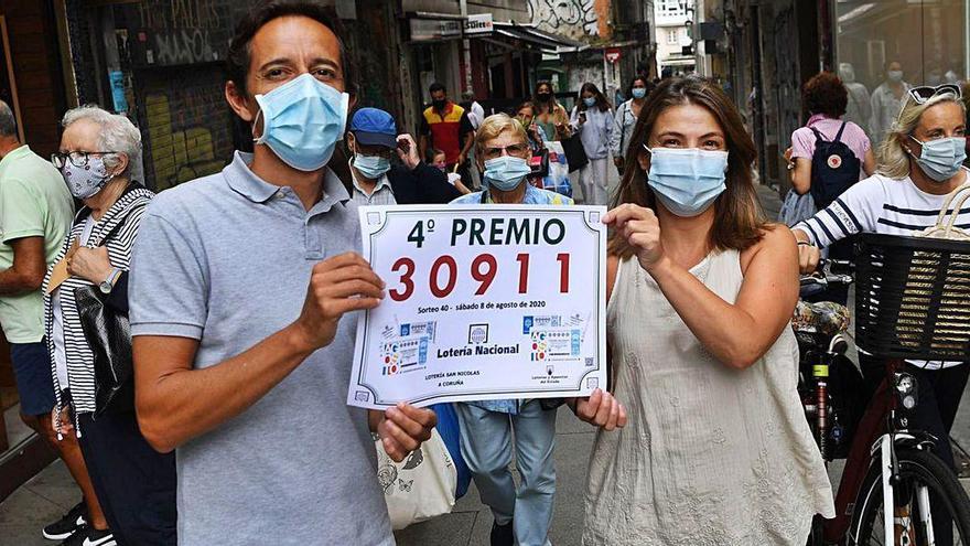 Iván González, ayer, con el cartel del premio.