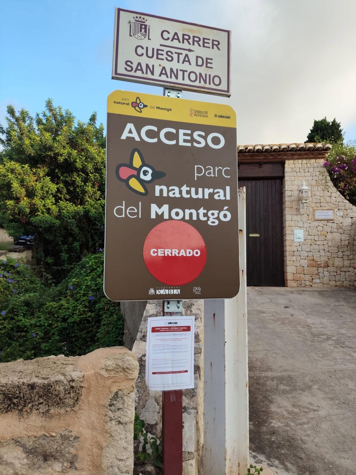 La señal con el rojo de cerrado que está en el acceso a la Plana del Montgó por la Cuesta de San Antonio