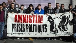 De izquierda a derecha, Komu, Nyto, Kraven, Shahid, Sine, Inessa, Leszno, Pipe Díaz, Elgio, Eshôj Ekirne, Lokutor, Gorka, Oliver Botana y un seguidor del colectivo.