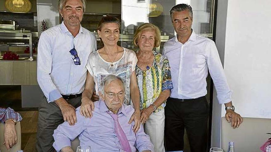 Nebot, sentado, durante el homenaje recibido el año pasado.