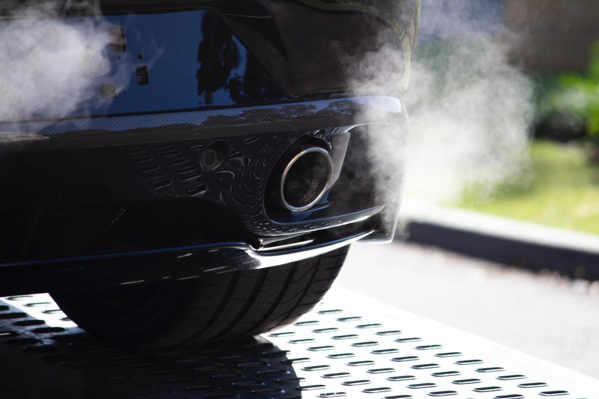 Tubo de escape de un coche contaminante