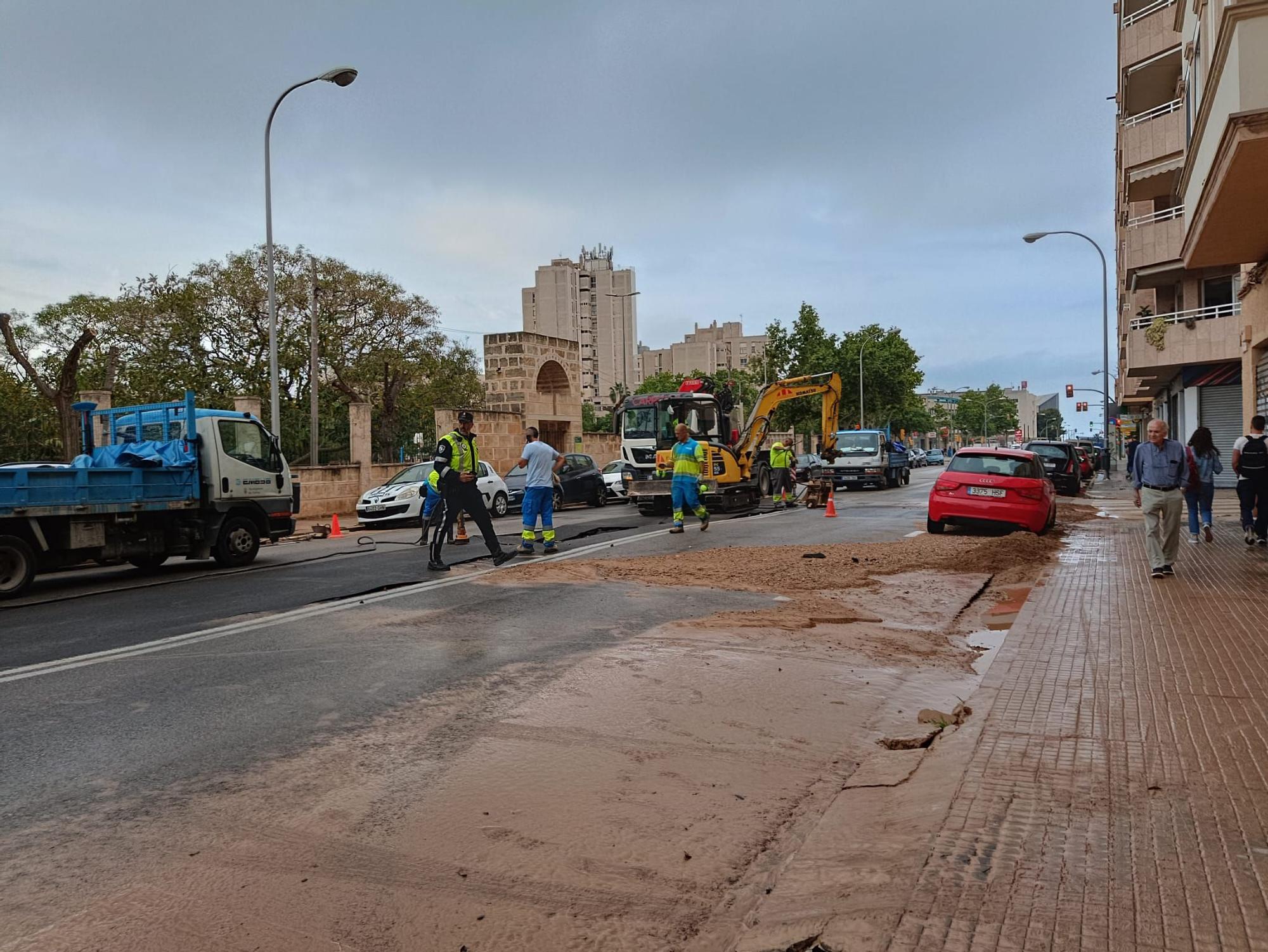 Una avería en una tubería deja sin agua a un centenar de vecinos de la calle Manuel Azaña