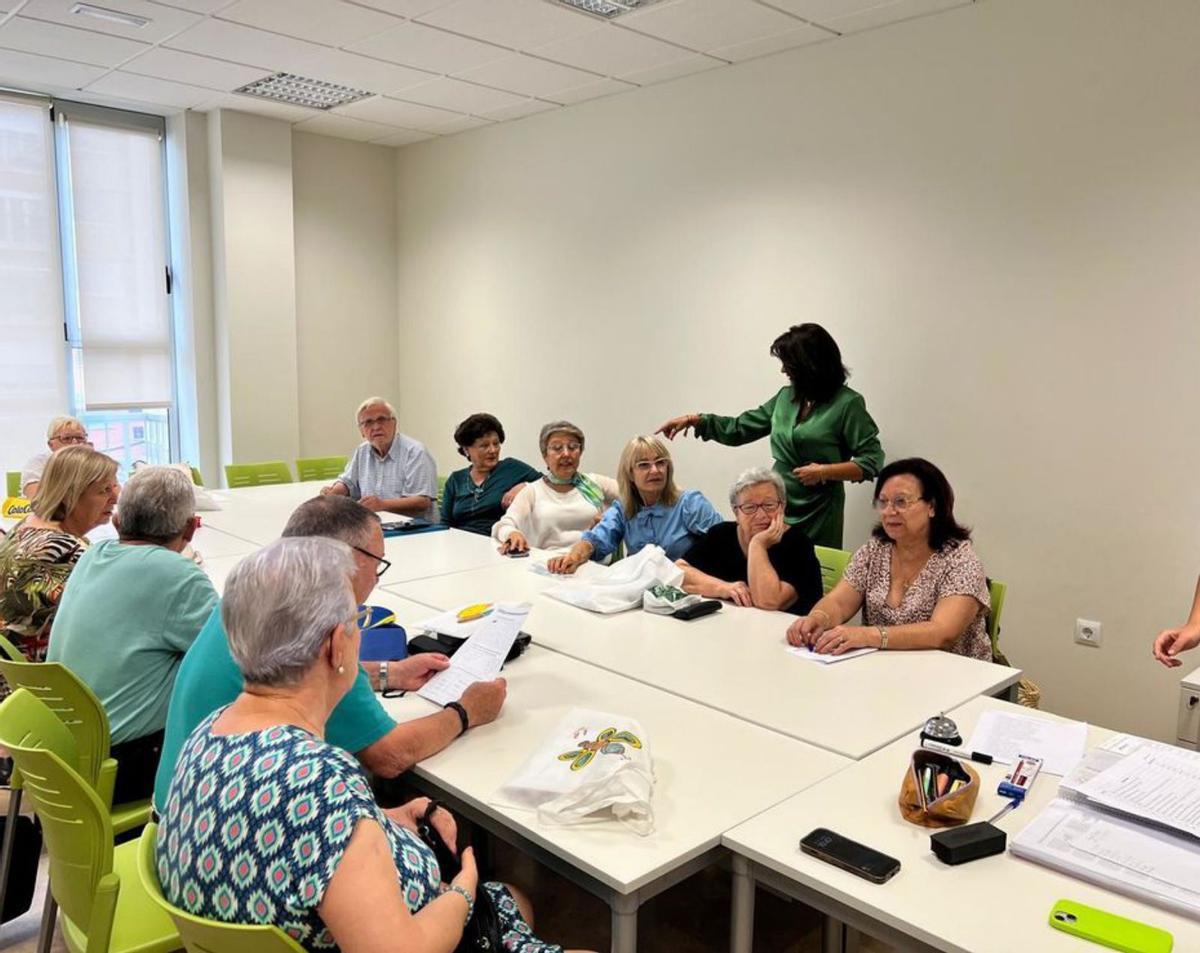 Un grupo de mayores asiste a uno de los talleres impartidos.  | AYTO. DE LORCA