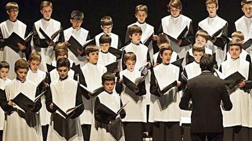 L&#039;Escolania de Montserrat participa regularment en concerts benèfics, com aquest del 2016 al Kursaal