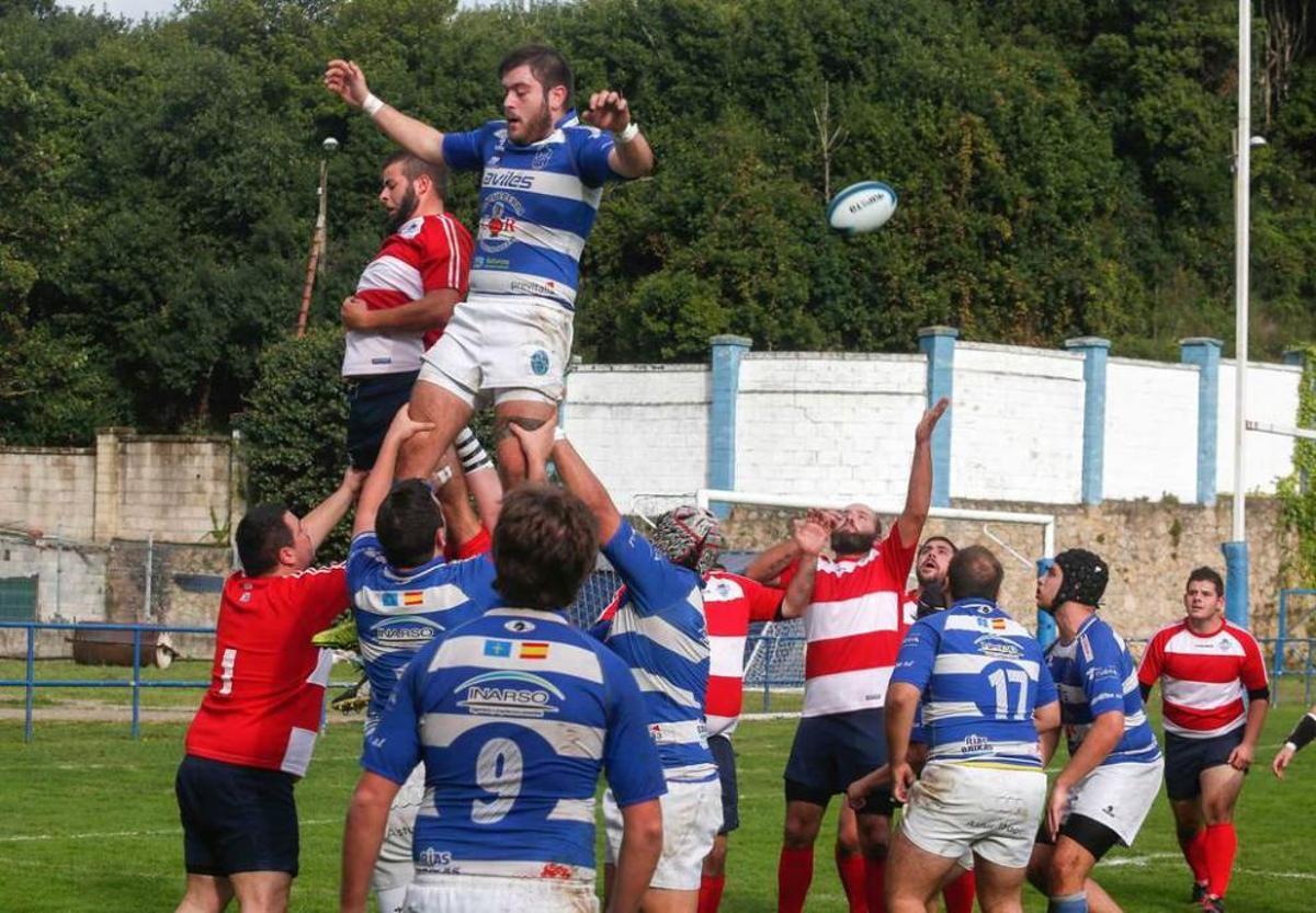 Hugo pelea un touche durante el partido de ayer.