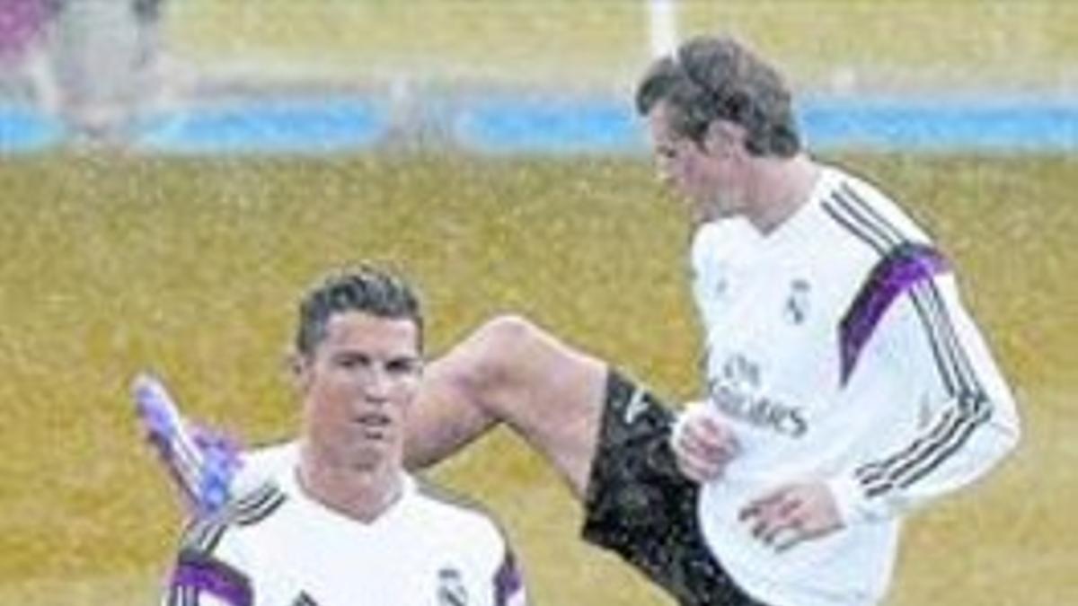 Cristiano Ronaldo y Bale se ejercitan en el entrenamiento blanco.