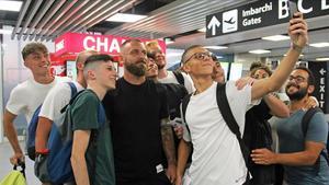 Daniele De Rossi, rodeado de hinchas antes de volar de Roma a Buenos Aires.