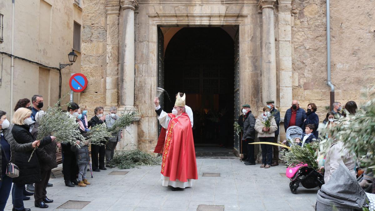 El obispo bendice los ramos antes de iniciar la procesión.