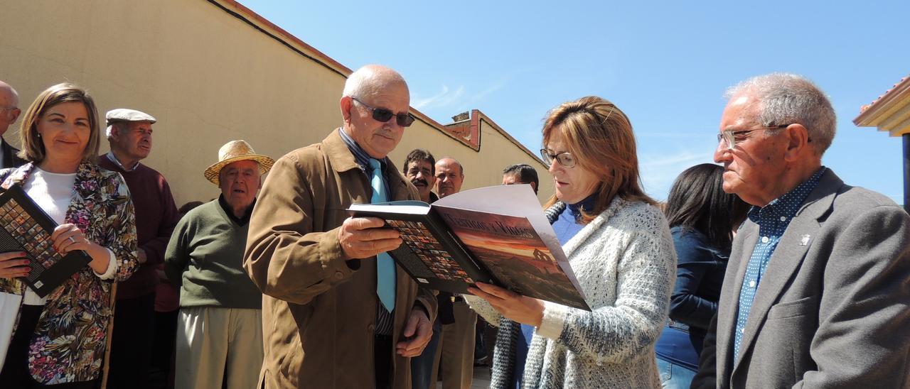 El alcalde José Furones Blanco obsequia con un libro a Martín Pozo en una imagen de archivo