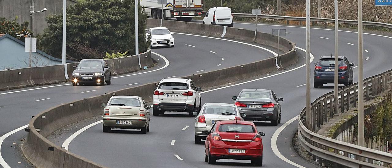 Vehículos circulando en el acceso a Vigo de la AP-9.