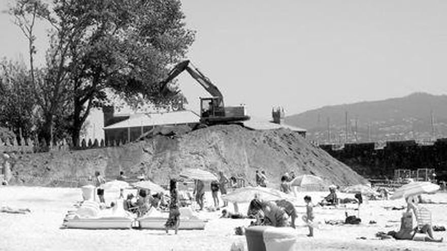 Un gran montículo de arena ocupa desde hace más de una semana parte de la playa de Ribeira.