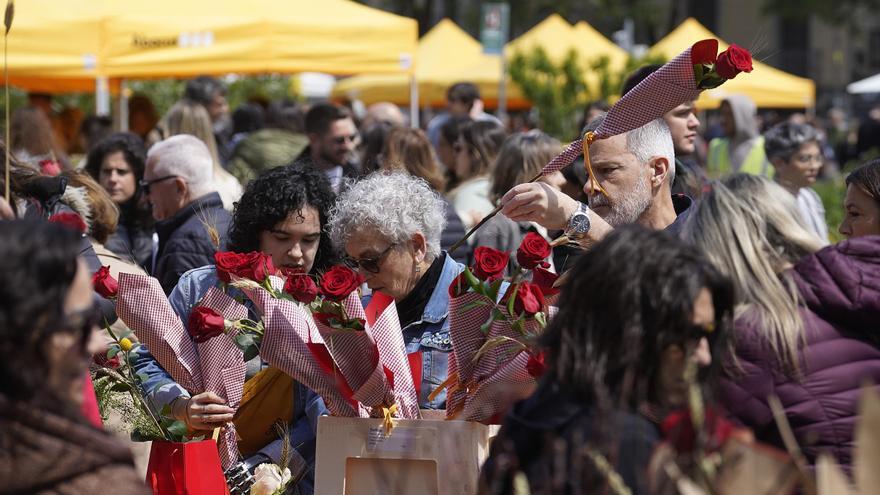 El Barri Vell de Girona recupera l&#039;ambient de Sant Jordi amb el retorn de les parades a la plaça Catalunya i la Rambla