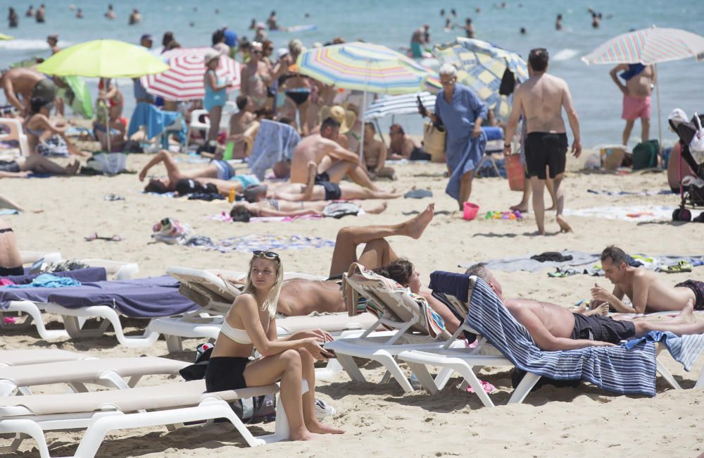 La playa del Postiguet repleta de gente