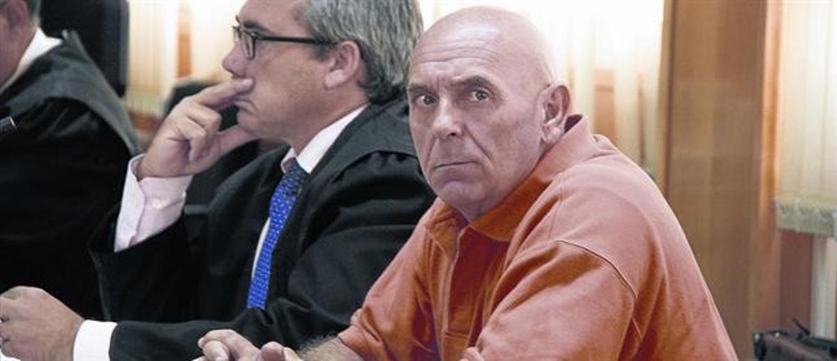 Davant del tribunal 8 Ramón Laso, acusat de la mort de la seva dona i el seu cunyat, ahir, en el judici contra ell a l’Audiència de Tarragona.