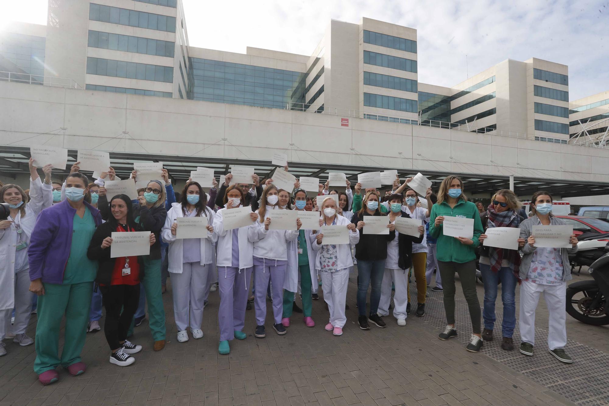 Los sanitarios se manifiestan a las puertas de La Fe por las oposiciones