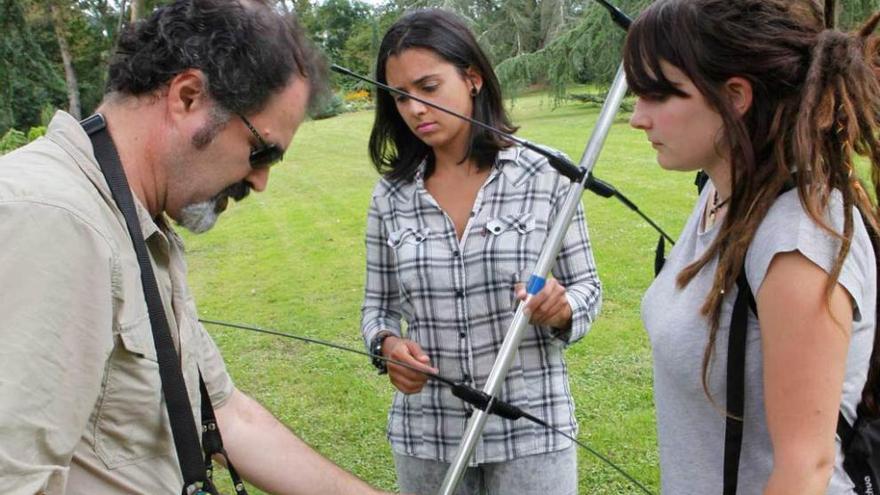 El biólogo Félix González prueba, con ayuda, la antena que detecta murciélagos en el Jardín Botánico.