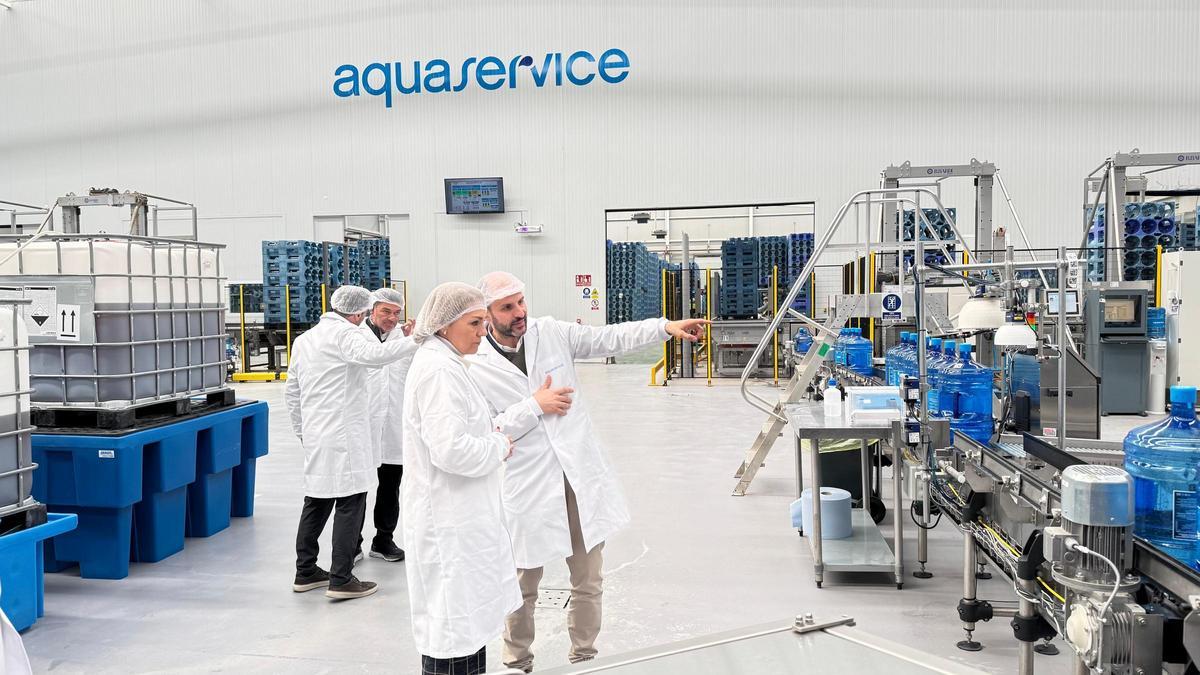 La vicepresidenta primera Susana Camarero durante su visita a las instalaciones de Aquaservice en Camporrobles.