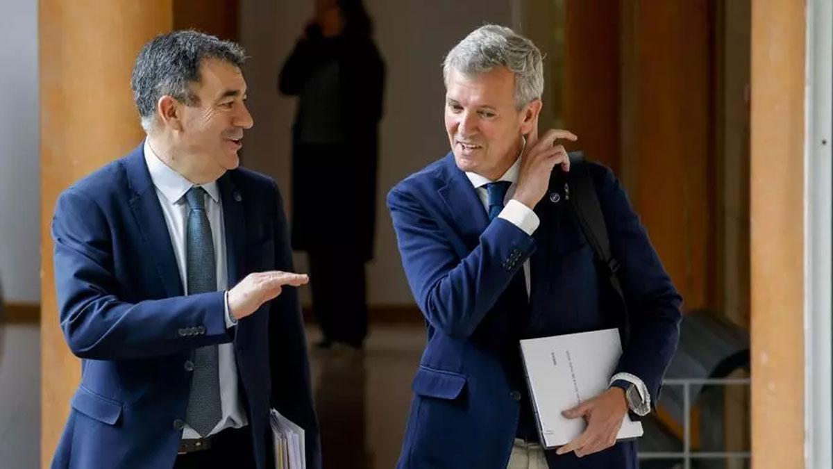 Román Rodríguez, conselleiro de Educación, y Alfonso Rueda tras el Consello de la Xunta