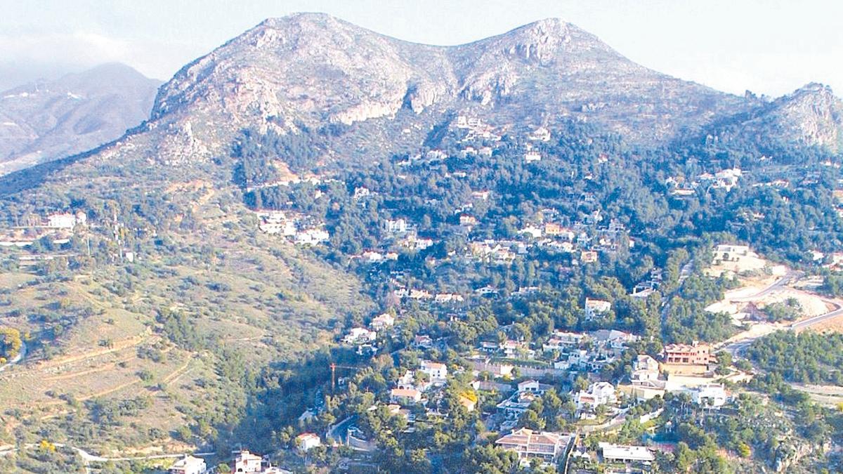 La nueva urbanización está proyectada a continuación de Pinares de San Antón, a los pies del monte.