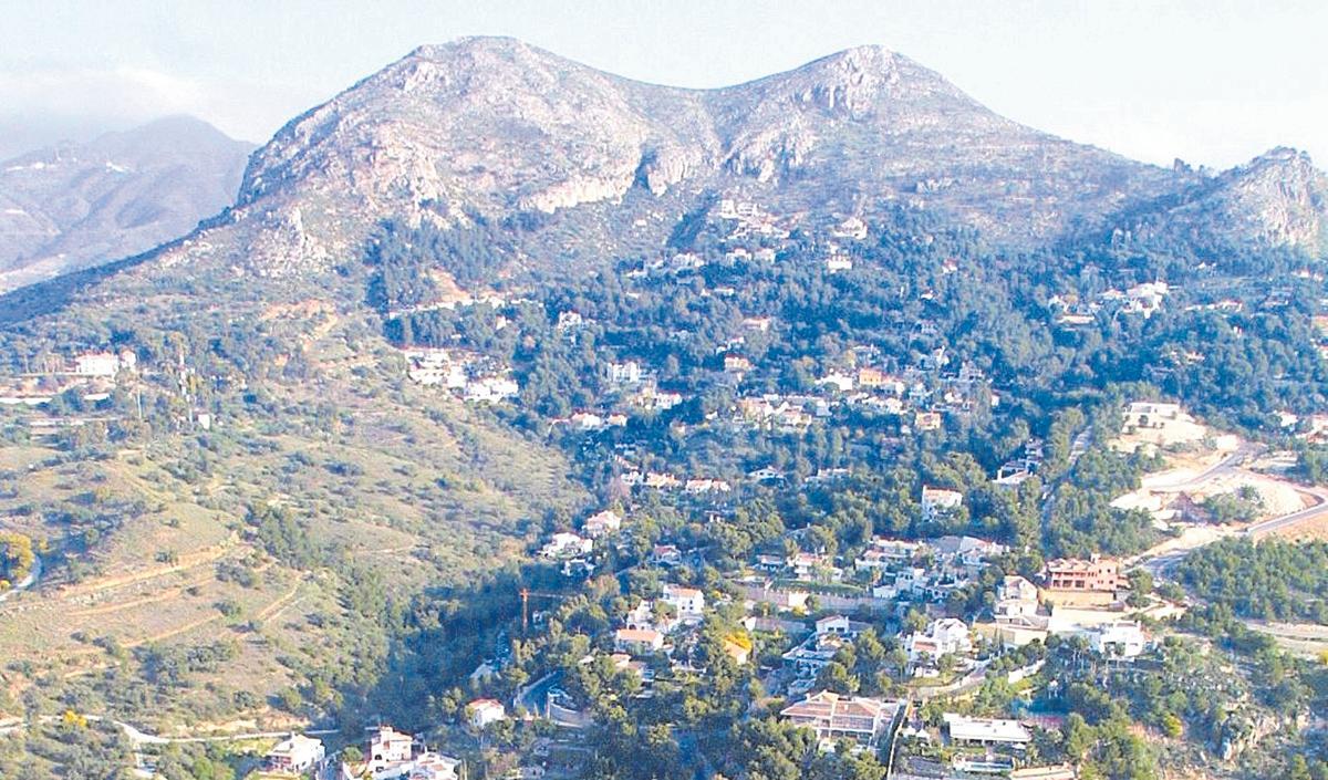 La nueva urbanización está proyectada a continuación de Pinares de San Antón, a los pies del monte.