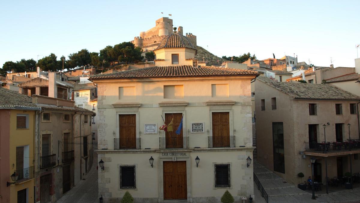 El Ayuntamiento de Biar y el castillo dominando la localidad del Alto Vinalopó.