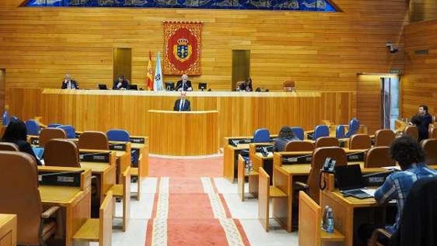 El conselleiro de Sanidade, ayer, en el Parlamento. // FdV