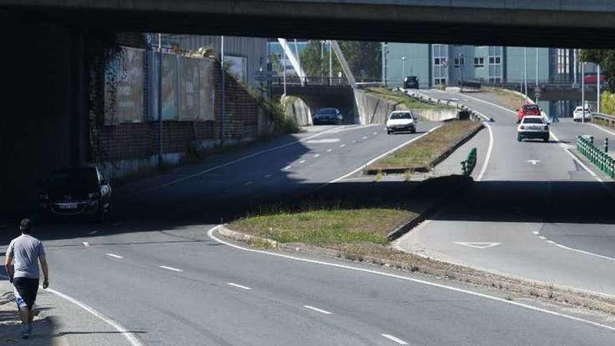 Uno de los itinerarios peatonales &#039;informales&#039; que siguen los estudiantes (avenida García Sabell).