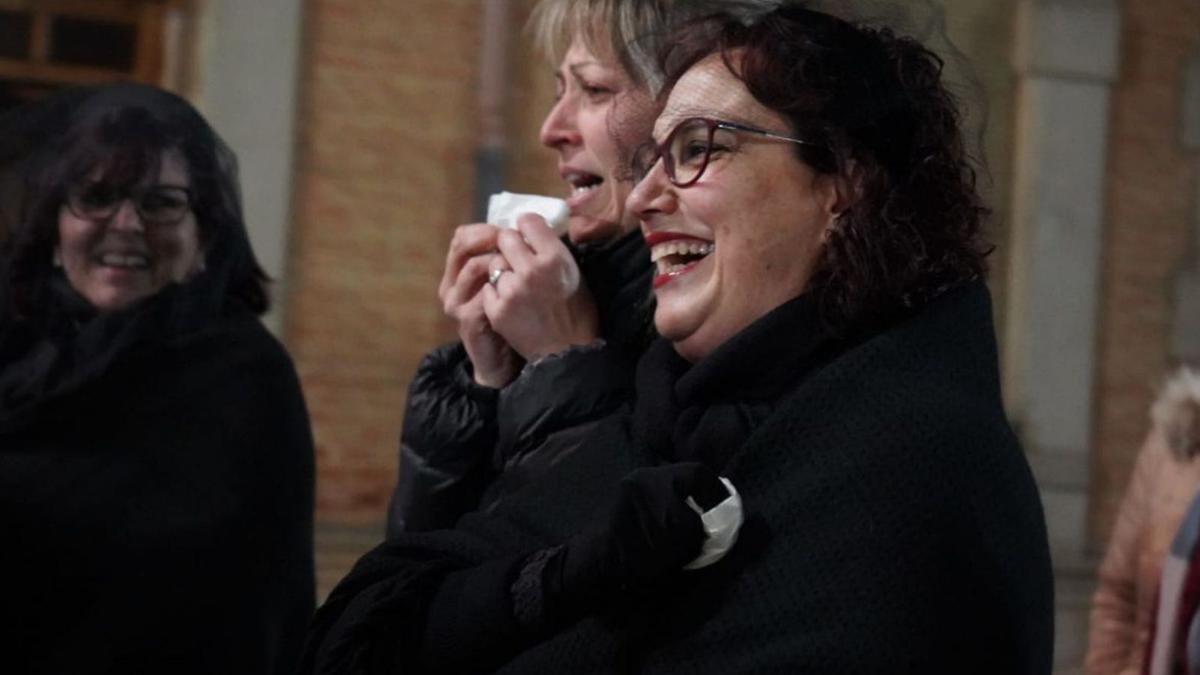 La comitiva de luto no aguanta la risa durante el entierro. | J. L. Fernández