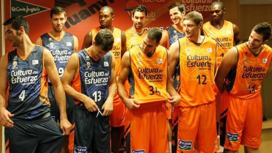 Los jugadores del Valencia Basket se ajustan la nueva camiseta para la foto.