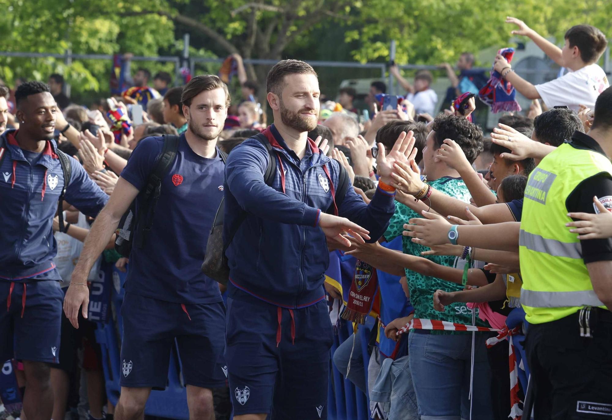 Recibimiento de la afición levantinista al equipo