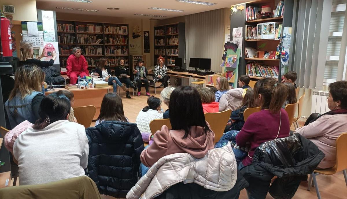 Los miembros del Teatro del Hilo homenajearon a Gloria Fuertes.  | SERVICIO ESPECIAL