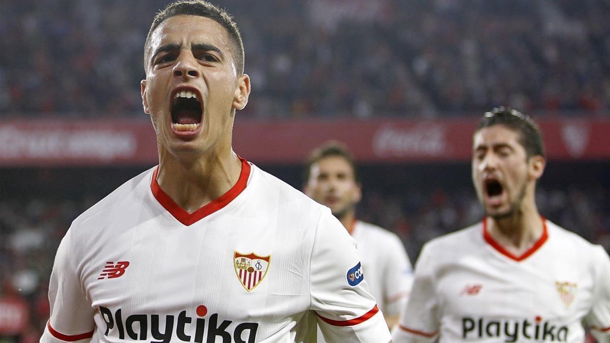 Ben Yedder celebra a gritos el primer gol del Sevilla, delante de Escudero y el 'Mudo' Vázquez.