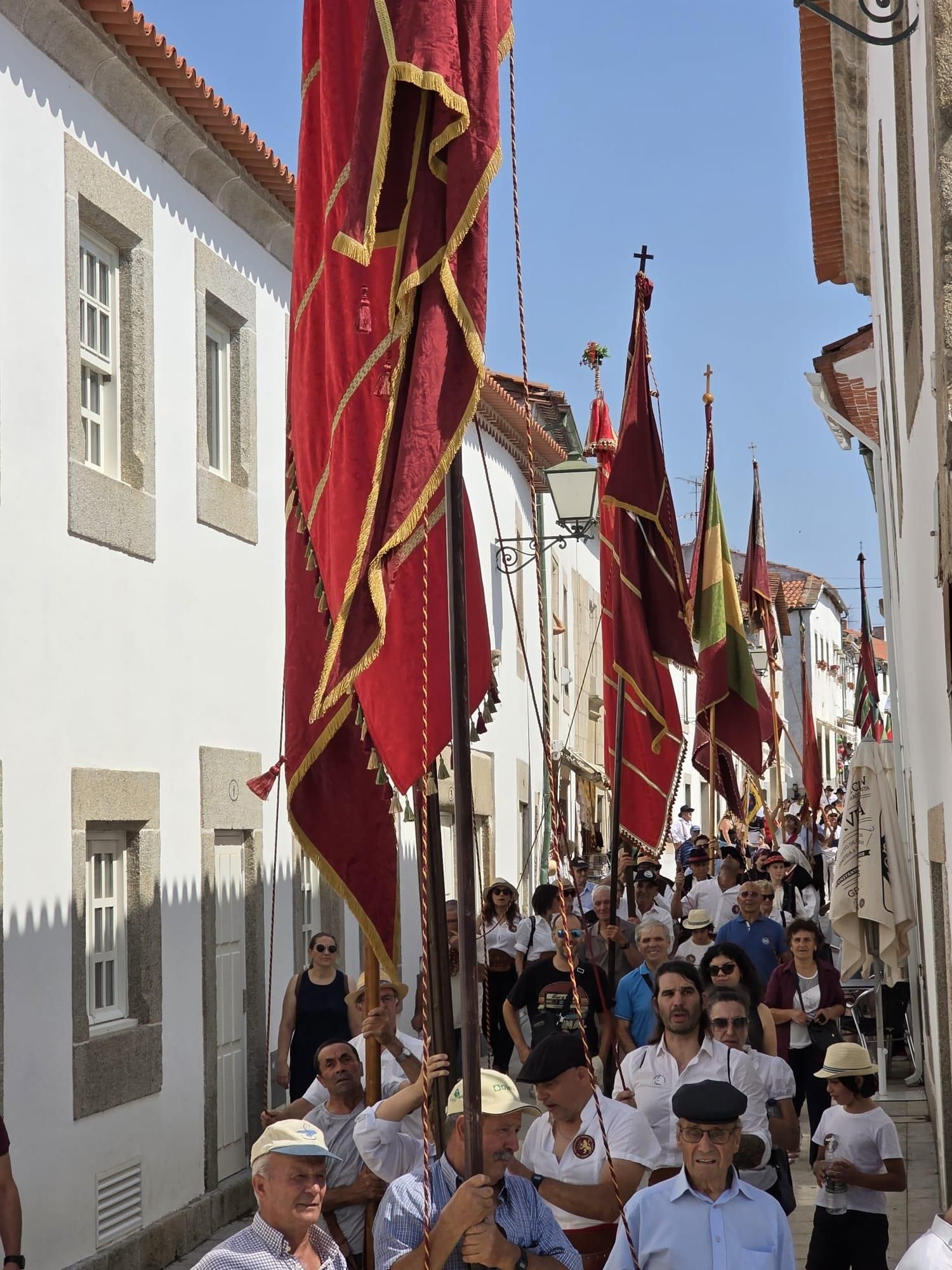 GALERÍA | Pendones de Portugal y el Reino de León, en Miranda do Douro