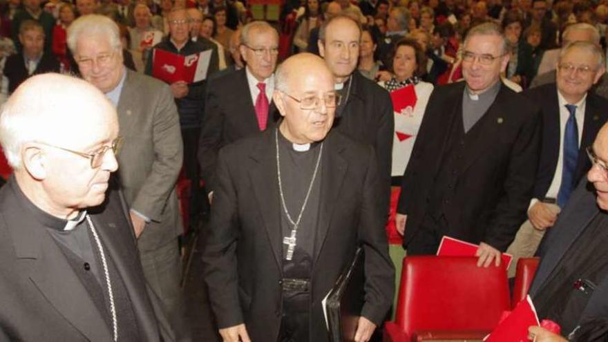 Ricardo Blázquez (c.) y el arzobispo Julián Barrio, ayer, en la celebración del 50 aniversario de Cáritas.  // X. Á.