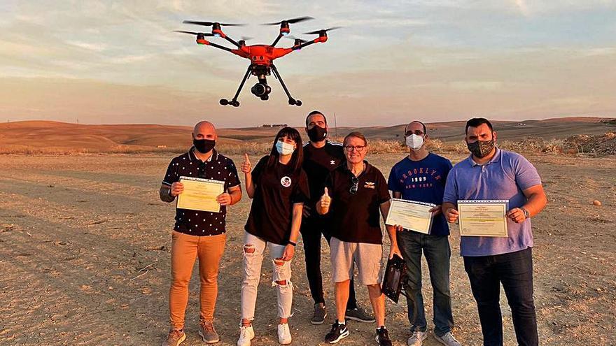 Alumnos de la Escuela Aeroleba en unas prácticas de vuelo.