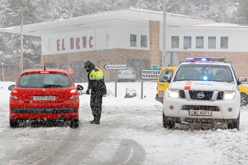 Els Mossos fan controls a l'A-2, al Bruc, per la forta nevada